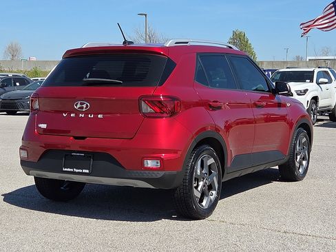 Used 2024 Hyundai Venue Limited image 5