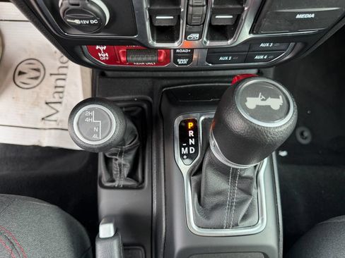 Used 2025 Jeep Wrangler Unlimited Rubicon w/ Convenience Group AWD/4WD image 11