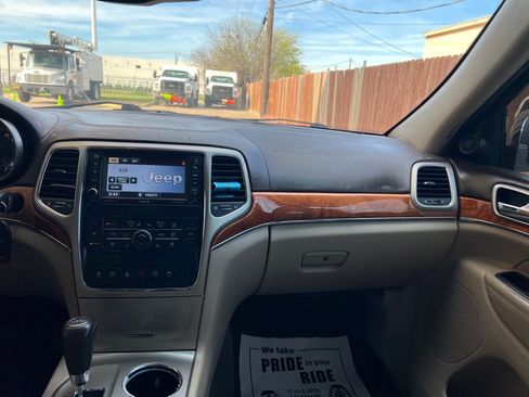 Used 2013 Jeep Grand Cherokee Overland w/ Advance Technology Group AWD/4WD image 16