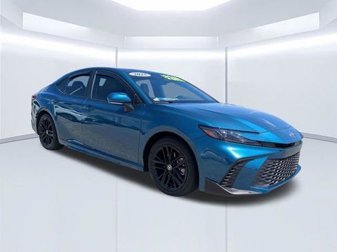 Used 2025 Toyota Camry SE FWD image 2