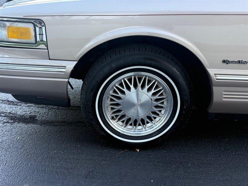 Used 1997 Lincoln Town Car Signature RWD image 26