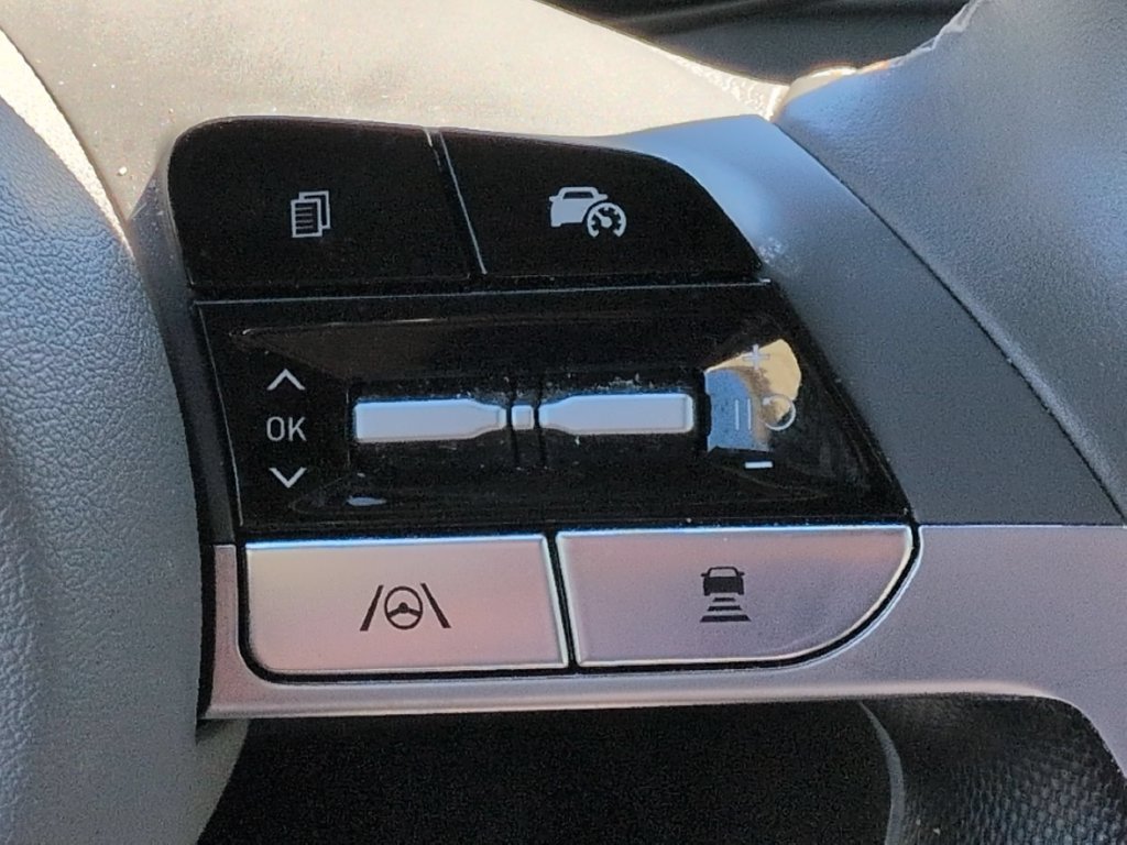 Used 2025 Hyundai Elantra SEL FWD image 9