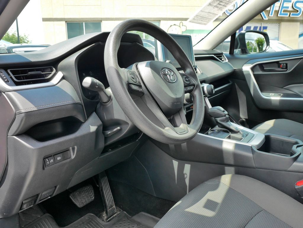 Used 2025 Toyota RAV4 LE AWD/4WD image 22