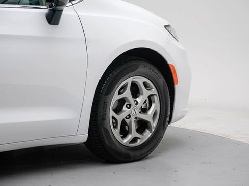 Used 2024 Chrysler Pacifica Limited FWD image 8