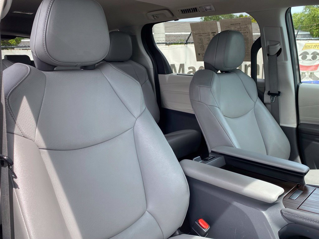 Used 2023 Toyota Sienna XLE FWD image 5
