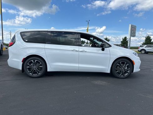 New 2026 Chrysler Pacifica Select image 4