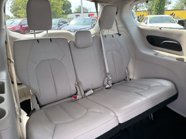 Used 2018 Chrysler Pacifica Touring-L Plus FWD image 28