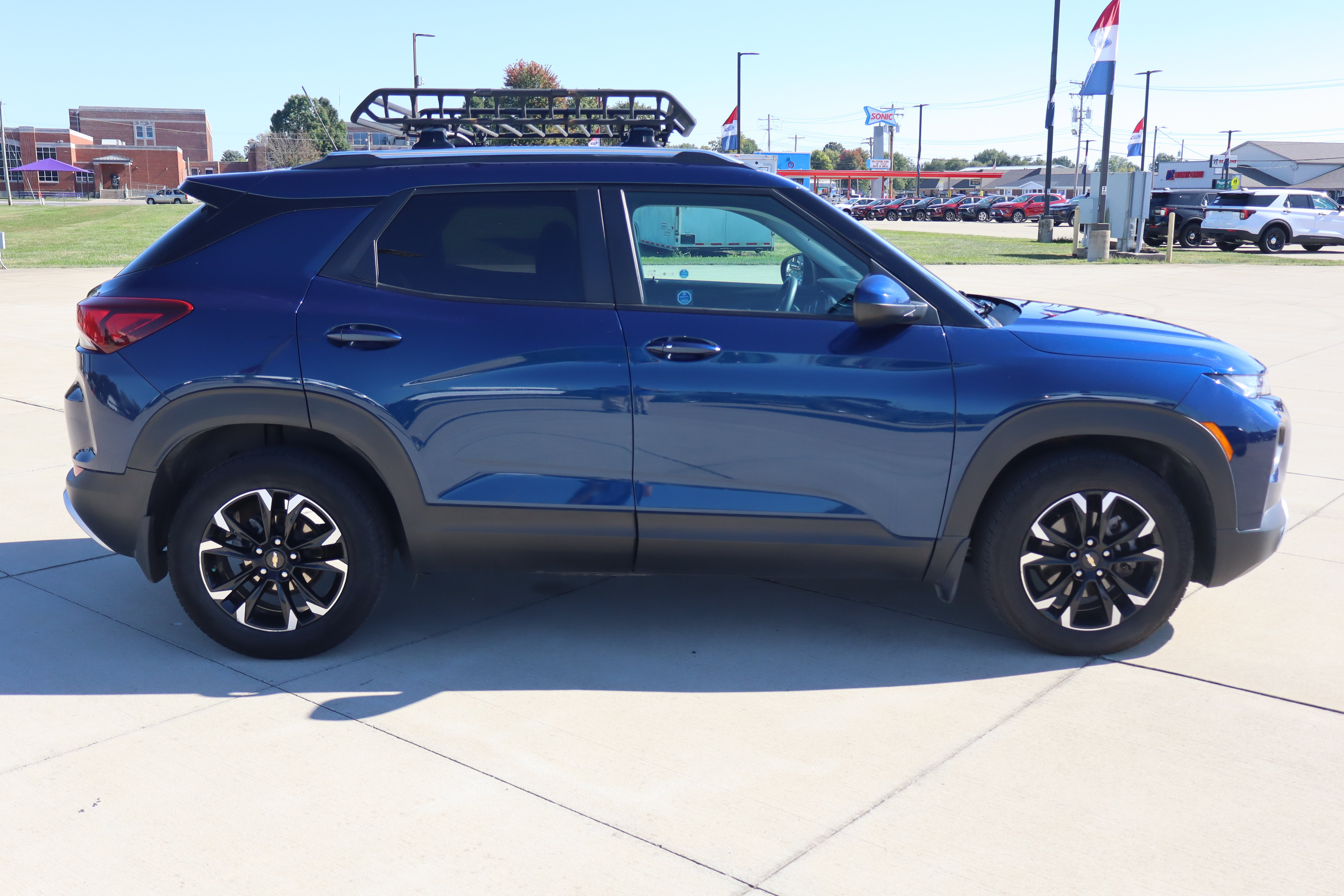 Used 2022 Chevrolet TrailBlazer LT w/ LPO, Blackout Package FWD image 4