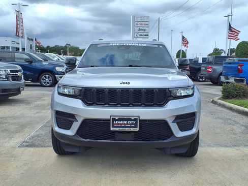 Used 2025 Jeep Grand Cherokee Altitude AWD/4WD image 5