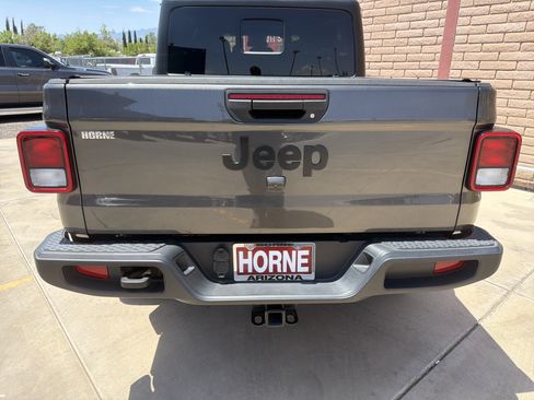 Used 2024 Jeep Gladiator Sport AWD/4WD image 4