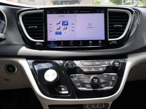 Used 2023 Chrysler Pacifica Touring-L FWD image 7