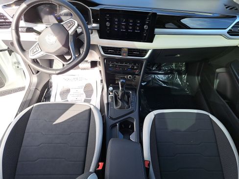 New 2026 Volkswagen Taos SE FWD image 9