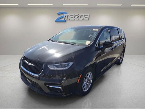 Used 2023 Chrysler Pacifica Touring-L image 1