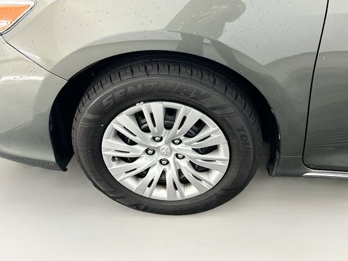 Used 2014 Toyota Camry LE image 11