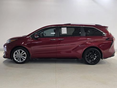 Used 2024 Toyota Sienna Platinum FWD image 37