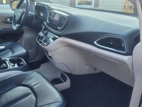 Used 2017 Chrysler Pacifica Touring-L w/ Tire & Wheel Group image 29