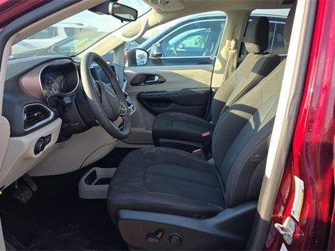 Used 2023 Chrysler Voyager LX FWD image 8