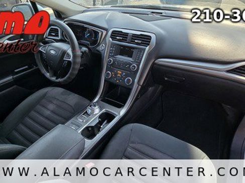 Used 2017 Ford Fusion SE image 16