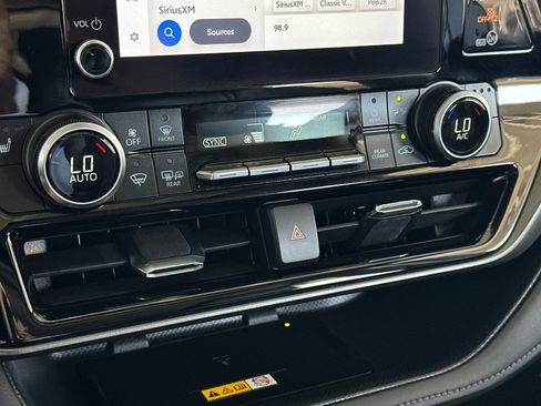 Used 2024 Toyota Highlander XLE FWD image 20
