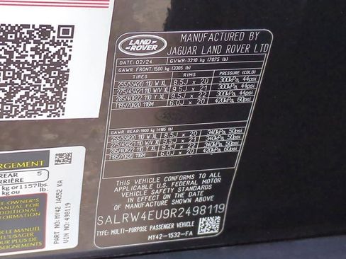 Used 2024 Land Rover Discovery Metropolitan Edition image 37