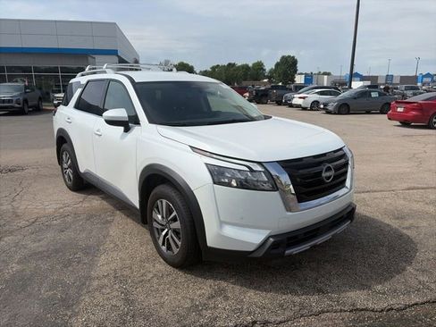Used 2025 Nissan Pathfinder SL AWD/4WD image 8
