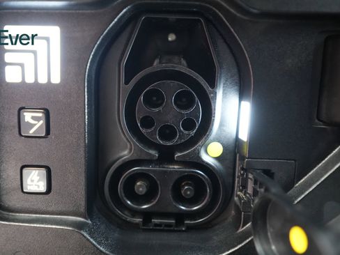 Used 2024 Kia EV9 Light Long Range RWD image 10