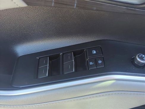 Used 2021 Toyota Highlander Limited FWD image 9