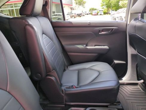 Used 2021 Toyota Highlander XLE FWD image 20