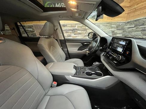 Used 2020 Toyota Highlander XLE AWD/4WD image 34