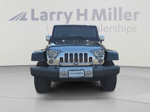 Used 2014 Jeep Wrangler Unlimited Sahara w/ Dual Top Group AWD/4WD image 8