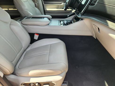 Used 2024 Jeep Wagoneer Series II w/ Flexible Seating Group AWD/4WD image 14