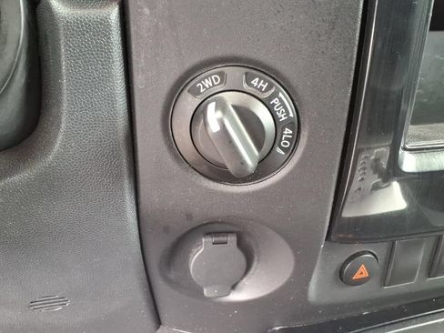 Used 2015 Nissan Titan SV w/ SV Value Truck Package AWD/4WD image 26