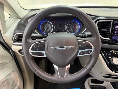 Used 2022 Chrysler Pacifica Touring-L FWD image 23