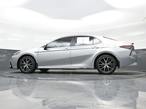 Used 2024 Toyota Camry SE image 28