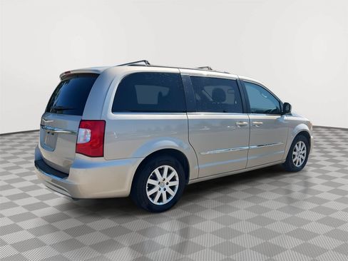 Used 2016 Chrysler Town & Country Touring FWD image 32