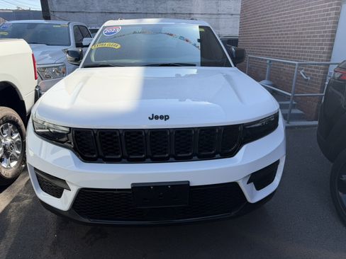 Used 2023 Jeep Grand Cherokee Altitude image 2