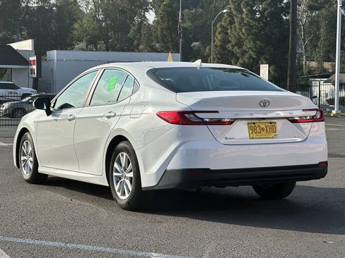 Used 2025 Toyota Camry LE image 3