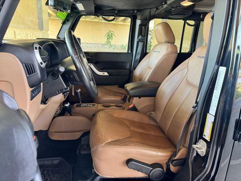 Used 2014 Jeep Wrangler Unlimited Rubicon w/ Connectivity Group AWD/4WD image 12