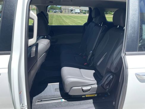 New 2026 Kia Carnival EX FWD image 10