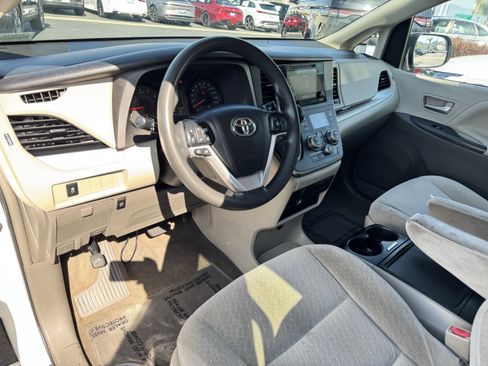 Used 2017 Toyota Sienna LE FWD image 16