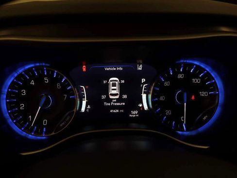 Used 2025 Chrysler Pacifica Select FWD image 28