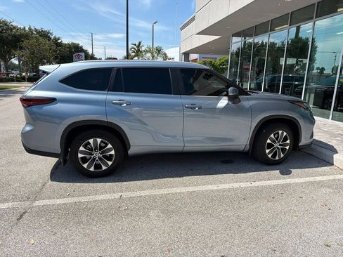 Used 2024 Toyota Highlander XLE FWD image 4