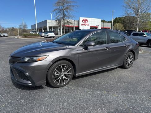 Used 2022 Toyota Camry SE image 1