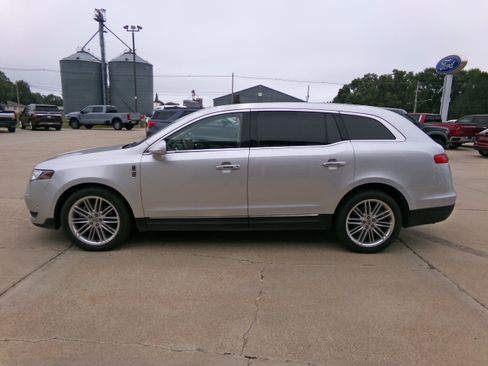 Used 2019 Lincoln MKT AWD image 6