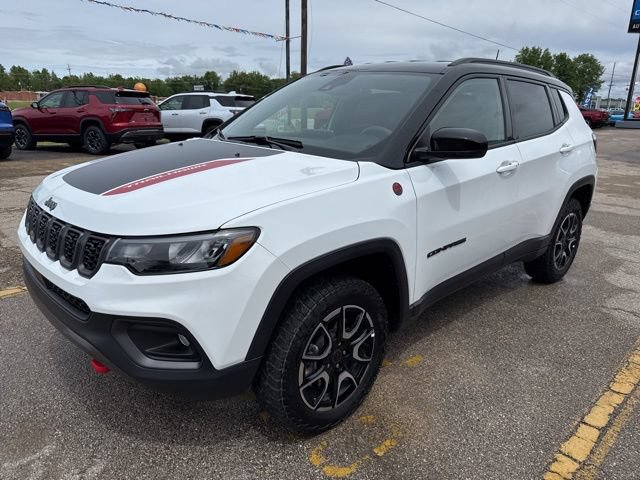 Used 2025 Jeep Compass Trailhawk AWD/4WD image 2