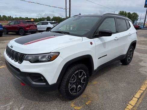 Used 2025 Jeep Compass Trailhawk AWD/4WD image 2