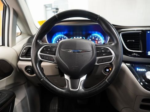 Used 2017 Chrysler Pacifica Touring-L image 17