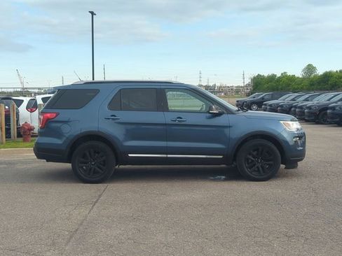 Used 2018 Ford Explorer XLT w/ Equipment Group 202A AWD/4WD image 2