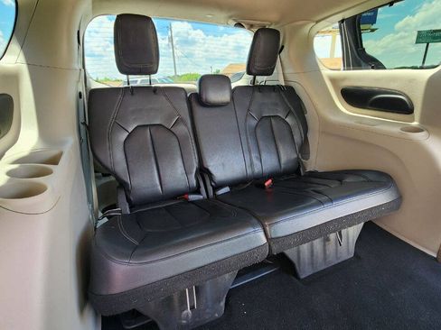 Used 2022 Chrysler Pacifica Touring-L FWD image 24