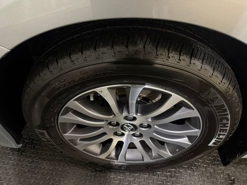 Used 2019 Toyota Sienna XLE w/ XLE Navigation Package image 18